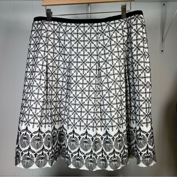 T. Tahari Black / White Embroidery Pleated Lined A-Line Skirt Size 14 - Picture 2 of 10